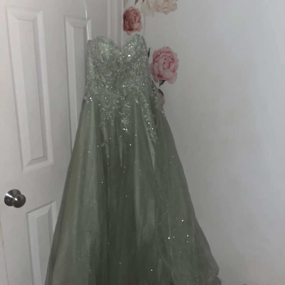 Green prom dress! - Picture 4 of 5